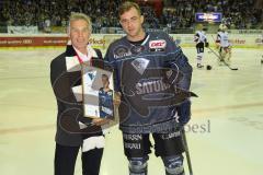 DEL - Eishockey - ERC Ingolstadt - Kölner Haie - Saison 2015/2016 - Thomas Greilinger (#39 ERC Ingolstadt) und Hans Fischer bei der Übergabe vom Panther des Monats - Foto: Jürgen Meyer