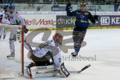 DEL - Eishockey - Saison 2015/2016 - ERC Ingolstadt - Augsburger Panther - Marti Davidek (#12 ERC Ingolstadt) mit dem 3:1 Führungstreffer - Meisner Benjamin Torwart Augsburg - Foto: Jürgen Meyer