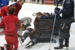 DEL - Eishockey - ERC Ingolstadt - Kölner Haie - Saison 2015/2016 - Benedikt Schopper (#11 ERC Ingolstadt) nach einem Ellenbogencheck am Boden - Foto: Jürgen Meyer