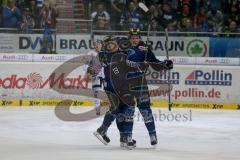 DEL - Eishockey - Saison 2015/2016 - ERC Ingolstadt - Augsburger Panther - Brian Lebler (#7 ERC Ingolstadt) mit dem 1:1 Ausgleichstreffer - Danny Irmen (#19 ERC Ingolstadt) - Foto: Jürgen Meyer