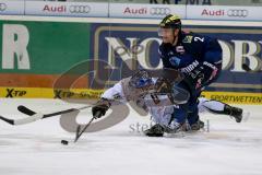 DEL - Eishockey - Saison 2015/2016 - ERC Ingolstadt - Augsburger Panther - Patrick McNeill (#2 ERC Ingolstadt) - LeBlanc weiss Augsburg - Foto: Jürgen Meyer