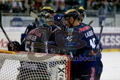 DEL - Eishockey - Saison 2015/2016 - ERC Ingolstadt - Augsburger Panther - Timo Pielmeier (#51 ERC Ingolstadt) - John Laliberte (#15 ERC Ingolstadt) - beim Abklatschen mit dem Torhüter - Foto: Jürgen Meyer