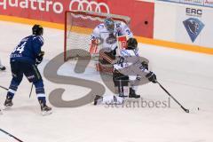 DEL - Eishockey - ERC Ingolstadt - Iserlohn Roosters - Saison 2016/2017 - Jean-Francois Jacques (#44 ERCI) - Pickard Chet (#34 Torwart Iderlohn) - Foto: Meyer Jürgen