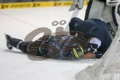 DEL - Eishockey - ERC Ingolstadt - Kölner Haie - Saison 2015/2016 - Benedikt Schopper (#11 ERC Ingolstadt) nach einem Ellenbogencheck am Boden - Foto: Jürgen Meyer