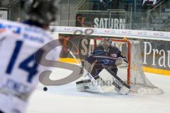 DEL - Eishockey - ERC Ingolstadt - Iserlohn Roosters - Saison 2016/2017 - Timo Pielmeier Torwart (#51 ERCI) - Jones Blair (#14 Iserlohn) - Foto: Meyer Jürgen