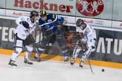 DEL - Eishockey - ERC Ingolstadt - Iserlohn Roosters - Saison 2016/2017 - Thomas Greilinger (#39 ERCI) - Periard Michel (#6 Iserlohn) - Foto: Meyer Jürgen