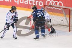 DEL - Eishockey - ERC Ingolstadt - Iserlohn Roosters - Saison 2016/2017 - Petr Pohl (#33 ERCI) - Pickard Chet (#34 Torwart Iderlohn) - Foto: Meyer Jürgen