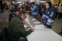 DEL - Eishockey - ERC Ingolstadt - Adler Mannheim - Saison 2016/2017 - Thomas Daffner - Richie Herbert - Roland Timoschuk beim Autogramme geben - Foto: Meyer Jürgen