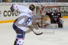 DEL - Eishockey - ERC Ingolstadt - Adler Mannheim - Saison 2016/2017 - Thomas Oppenheimer (#8 ERCI) schiesst den 1:1 Ausgleichstreffer - Endras Dennis Torwart (#44 Mannheim) -  Jubel - Foto: Meyer Jürgen