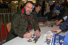 DEL - Eishockey - ERC Ingolstadt - Adler Mannheim - Saison 2016/2017 - Thomas Daffner beim Autogramme geben - Foto: Meyer Jürgen