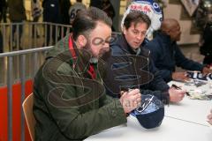 DEL - Eishockey - ERC Ingolstadt - Adler Mannheim - Saison 2016/2017 - Thomas Daffner beim Autogramme geben -  Foto: Meyer Jürgen
