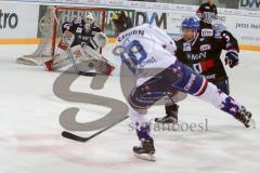 DEL - Eishockey - ERC Ingolstadt - Adler Mannheim - Saison 2016/2017 - Darryl Boyce (#10 ERCI)  schiesst auf das Tor - Endras Dennis Torwart (#44 Mannheim) - Foto: Meyer Jürgen