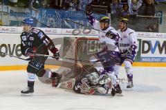 DEL - Eishockey - ERC Ingolstadt - Adler Mannheim - Saison 2016/2017 - David Elsner (#61 ERCI) trifft zum 2:1 Führungstreffer - Jubel - Danny Irmen (#19 ERCI) - Endras Dennis Torwart (#44 Mannheim) - Foto: Meyer Jürgen