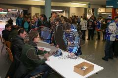 DEL - Eishockey - ERC Ingolstadt - Adler Mannheim - Saison 2016/2017 - Thomas Daffner - Richie Herbert - Roland Timoschuk beim Autogramme geben - Markus Welz - Foto: Meyer Jürgen
