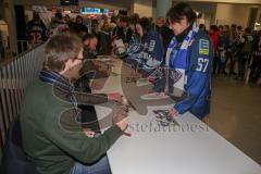 DEL - Eishockey - ERC Ingolstadt - Adler Mannheim - Saison 2016/2017 - Thomas Daffner - Richie Herbert - Roland Timoschuk beim Autogramme geben - Foto: Meyer Jürgen