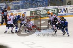 DEL - Eishockey - ERC Ingolstadt - Fischtown Pinguins - Saison 2016/2017 - Petr Taticek (#17 ERC) und Thomas Oppenheimer (#8 ERC) vor dem Tor - Jerry Kuhn (#35 Bremerhafen) Jack Combs (#88 Bremerhafen) Mike Moore (#55 Bremerhafen) Kevin Lavalée (#20 Breme