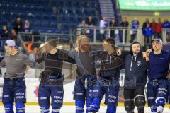 DEL - Eishockey - ERC Ingolstadt - Eisbären Berlin - Saison 2016/2017 - Darryl Boyce (#10 ERC) Patrick McNeill (#2 ERC) Thomas Pielmeier (#50 ERC) Benedikt Kohl (#34 ERC) Eisenhut Marco (#31 ERC) und Fabio Wagner (#5 ERC) tanzen nach dem Spiel - Foto: Ral