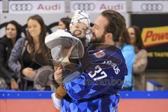 Im Bild: Sean Sullivan (#37 ERC) hat sein Kind auf dem Arm


Eishockey - Herren - DEL - Saison 2019/2020 -  ERC Ingolstadt - Augsburger Panther - Foto: Ralf Lüger