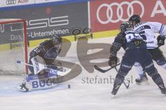 Im Bild: Jochen Reimer (#32 Torwart ERC) Maurice Edwards (#23 ERC) und Felix Schütz (Straubing Tigers)

Eishockey - Herren - DEL - Saison 2019/2020 -  ERC Ingolstadt - Straubing Ice Tigers - Foto: Ralf Lüger