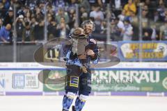 Im Bild: Maurice Edwards (#23 ERC) mit seinem Sohn vor der Fankurve

Eishockey - Herren - DEL - Saison 2019/2020 -  ERC Ingolstadt - Adler Mannheim - Foto: Ralf Lüger