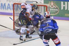 Im Bild: Dustin Strahlmeier Torwart (#34 Schwenningen) und Matt Bailey (#22 ERC)

Eishockey - Herren - DEL - Saison 2019/2020 -  ERC Ingolstadt - Schwenninger Wildwings - Foto: Ralf Lüger