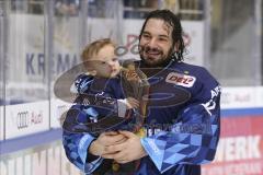 Im Bild: Jochen Reimer (#32 Torwart ERC) und sein Sohn

Eishockey - Herren - DEL - Saison 2019/2020 -  ERC Ingolstadt - Adler Mannheim - Foto: Ralf Lüger