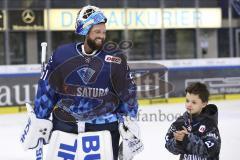 Im Bild: Timo Pielmeier (#51 Torwart ERC) lacht nach dem Sieg gegen Düsseldorf

Eishockey - Herren - DEL - Saison 2019/2020 -  ERC Ingolstadt - Düsseldorfer EG - Foto: Ralf Lüger