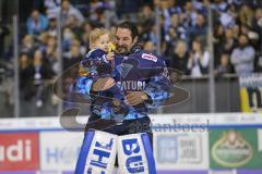 Im Bild: Jochen Reimer (#32 Torwart ERC) mit seinem Sohn auf dem Arm

Eishockey - Herren - DEL - Saison 2019/2020 -  ERC Ingolstadt - Schwenningen Wild Wings - Foto: Ralf Lüger
