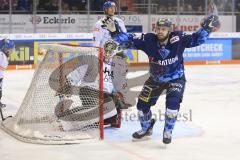 Im Bild: Tor zum 1:1 durch Wayne Simpson (#21 ERC) - Jubel mit Brett Oslon (#16 ERC)

Eishockey - Herren - DEL - Saison 2019/2020 -  ERC Ingolstadt - Augsburger Panther - Foto: Ralf Lüger