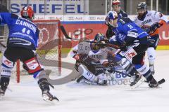 Im Bild: Fabio Wagner (#5 ERC) rutscht der Schuss von Mike Blunden (#9 Schwenningen) unter seine Beine durch ins Tor

Eishockey - Herren - DEL - Saison 2019/2020 -  ERC Ingolstadt - Schwenninger Wildwings - Foto: Ralf Lüger