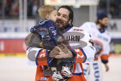 Im Bild: Jochen Reimer (#32 Torwart ERC) mit seinem Sohn auf dem Arm

Eishockey - Herren - DEL - Saison 2019/2020 -  ERC Ingolstadt - Schwenninger Wildwings - Foto: Ralf Lüger