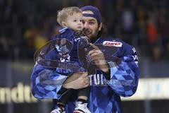 Im Bild: Jochen Reimer (#32 Torwart ERC) mit seinem Sohn auf dem Arm

Eishockey - Herren - DEL - Saison 2019/2020 -  ERC Ingolstadt - Düsseldorfer EG - Foto: Ralf Lüger