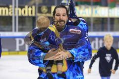 Im Bild: Jochen Reimer (#32 Torwart ERC) hat sein Kind auf dem Arm


Eishockey - Herren - DEL - Saison 2019/2020 -  ERC Ingolstadt - Augsburger Panther - Foto: Ralf Lüger