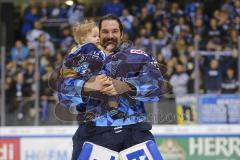 Im Bild: Jochen Reimer (#32 Torwart ERC) mit seinem Sohn auf dem Arm

Eishockey - Herren - DEL - Saison 2019/2020 -  ERC Ingolstadt - Schwenningen Wild Wings - Foto: Ralf Lüger