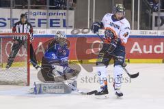 Im Bild: Dustin Strahlmeier Torwart (#34 Schwenningen) und Brandon Mashinter (#53 ERC)

Eishockey - Herren - DEL - Saison 2019/2020 -  ERC Ingolstadt - Schwenninger Wildwings - Foto: Ralf Lüger