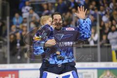 Im Bild: Jochen Reimer (#32 Torwart ERC) mit seinem Sohn auf dem Arm

Eishockey - Herren - DEL - Saison 2019/2020 -  ERC Ingolstadt - Schwenningen Wild Wings - Foto: Ralf Lüger