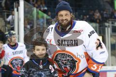 Im Bild: Timo Pielmeier (#51 Torwart ERC) mit einem Fan auf dem Eis

Eishockey - Herren - DEL - Saison 2019/2020 -  ERC Ingolstadt - Schwenninger Wildwings - Foto: Ralf Lüger