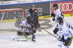 Im Bild: Sebastian Vogl (Straubing Tigers) Matt Bailey (#22 ERC)

Eishockey - Herren - DEL - Saison 2019/2020 -  ERC Ingolstadt - Straubing Ice Tigers - Foto: Ralf Lüger