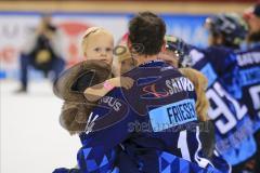 Im Bild: Dustin Friesen (#14 ERC) hat sein Kind auf dem Arm


Eishockey - Herren - DEL - Saison 2019/2020 -  ERC Ingolstadt - Augsburger Panther - Foto: Ralf Lüger
