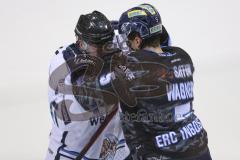 Im Bild: Travis Turnbull(Straubing Tigers) und Fabio Wagner (#5 ERC) beim Faustkampf

Eishockey - Herren - DEL - Saison 2019/2020 -  ERC Ingolstadt - Straubing Ice Tigers - Foto: Ralf Lüger