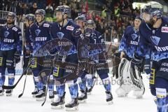 Im Bild: Mirko Höfflin (#92 ERC) Tim Wohlgemuth (#33 ERC) und Simon Schütz (#97 ERC) auf dem Weg zur Fankurve

Eishockey - Herren - DEL - Saison 2019/2020 -  ERC Ingolstadt - Adler Mannheim - Foto: Ralf Lüger