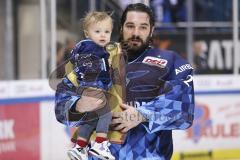 Im Bild: Jochen Reimer (#32 Torwart ERC) mit seinem Sohn auf dem Arm

Eishockey - Herren - DEL - Saison 2019/2020 -  ERC Ingolstadt - Augsburger Panther - Foto: Ralf Lüger