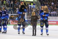 Im Bild: Dustin Friesen (#14 ERC) hat sein Kind auf dem Arm - Mike Collins (#13 ERC) mit der Tochter von Dustin Friesen (#14 ERC)


Eishockey - Herren - DEL - Saison 2019/2020 -  ERC Ingolstadt - Augsburger Panther - Foto: Ralf Lüger
