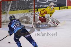 Im Bild: Mirko Höfflin (#92 ERC) und Torwart Mathias NIEDERBERGER (#35 Duesseldorfer EG)

Eishockey - Herren - DEL - Saison 2019/2020 -  ERC Ingolstadt - Düsseldorfer EG - Foto: Ralf Lüger