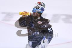 Im Bild: Timo Pielmeier (#51 Torwart ERC) trinkt etwas aus seiner Flasche

Eishockey - Herren - DEL - Saison 2019/2020 -  ERC Ingolstadt - Eisbären Berlin - Foto: Ralf Lüger
