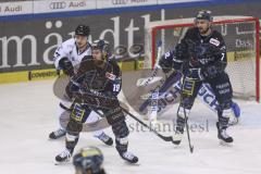 Im Bild: Brett Findlay (#19 ERC) Colton Jobke (#7 ERC)

Eishockey - Herren - DEL - Saison 2019/2020 -  ERC Ingolstadt - Straubing Ice Tigers - Foto: Ralf Lüger