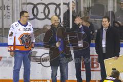 Im Bild: John Laliberte (ERC ) bei der Ehurzng zur Eröffnung der Hall of Fame - Geschätfsführer ERC Ingolstadt Claus GRÖBNER  und Sportdirektor des ERC Ingolstadt Larry MITCHELL

Eishockey - Herren - DEL - Saison 2019/2020 -  ERC Ingolstadt - Schwenning