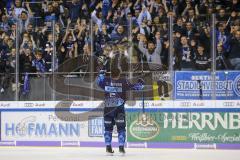 Im Bild: Fabio Wagner (#5 ERC) feiert mit den Fans

Eishockey - Herren - DEL - Saison 2019/2020 -  ERC Ingolstadt - Schwenninger Wild Wings - Foto: Ralf Lüger