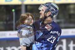 Im Bild: Maurice Edwards (#23 ERC) mit seiner Tochter auf dem Arm

Eishockey - Herren - DEL - Saison 2019/2020 -  ERC Ingolstadt - Augsburger Panther - Foto: Ralf Lüger