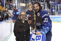 Im Bild: Jochen Reimer (#32 Torwart ERC) und seine Kinder

Eishockey - Herren - DEL - Saison 2019/2020 -  ERC Ingolstadt - Adler Mannheim - Foto: Ralf Lüger